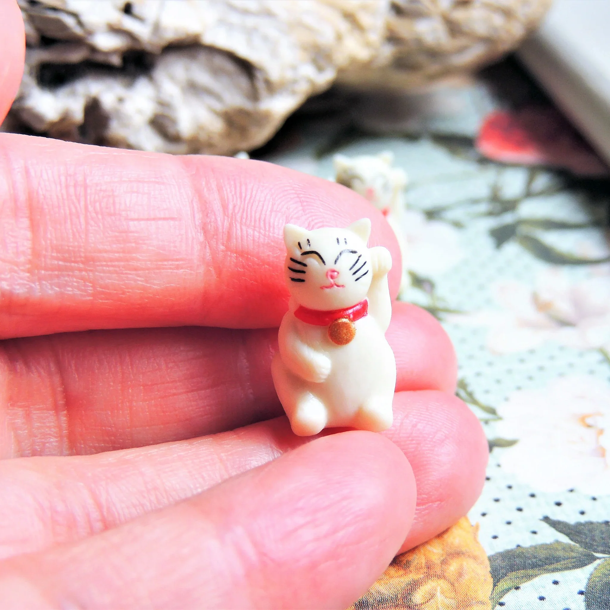 Safari Ltd Good Luck Mini Waving Lucky Cat - Image 3