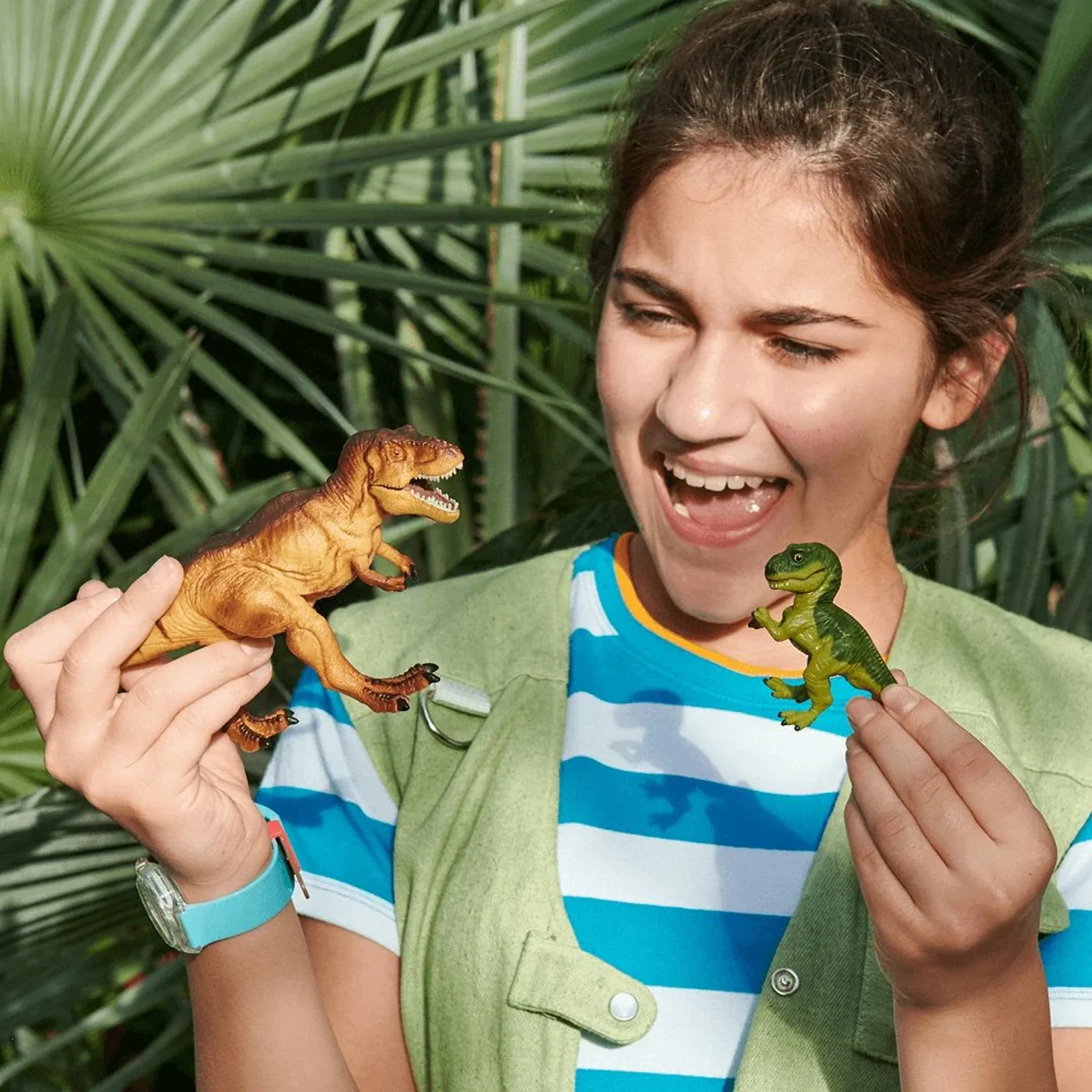 Safari Ltd Tyrannosaurus Rex with Augmented Reality - Image 2