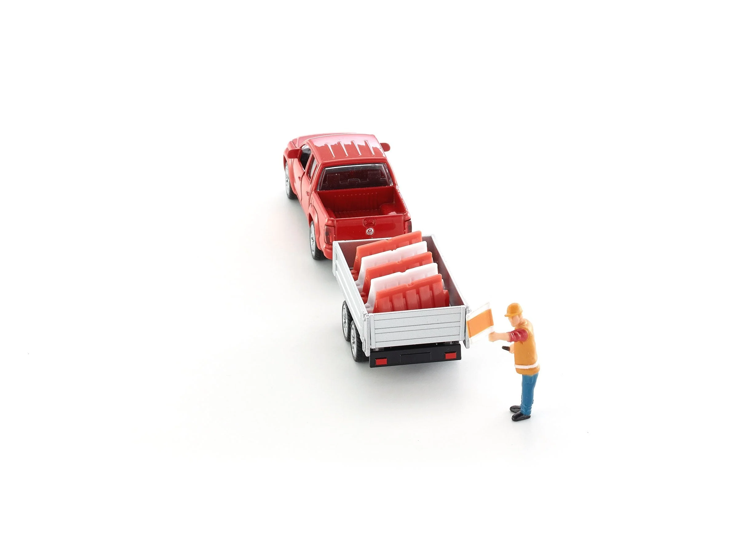 Siku 1:55 VW Amarok Pick-Up with Trailer - Image 10
