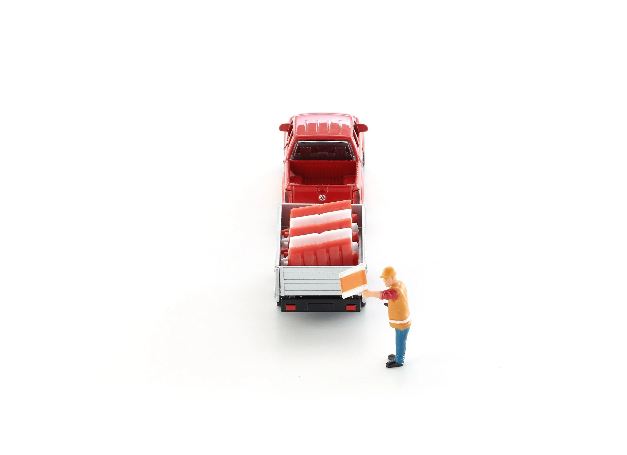 Siku 1:55 VW Amarok Pick-Up with Trailer - Image 11