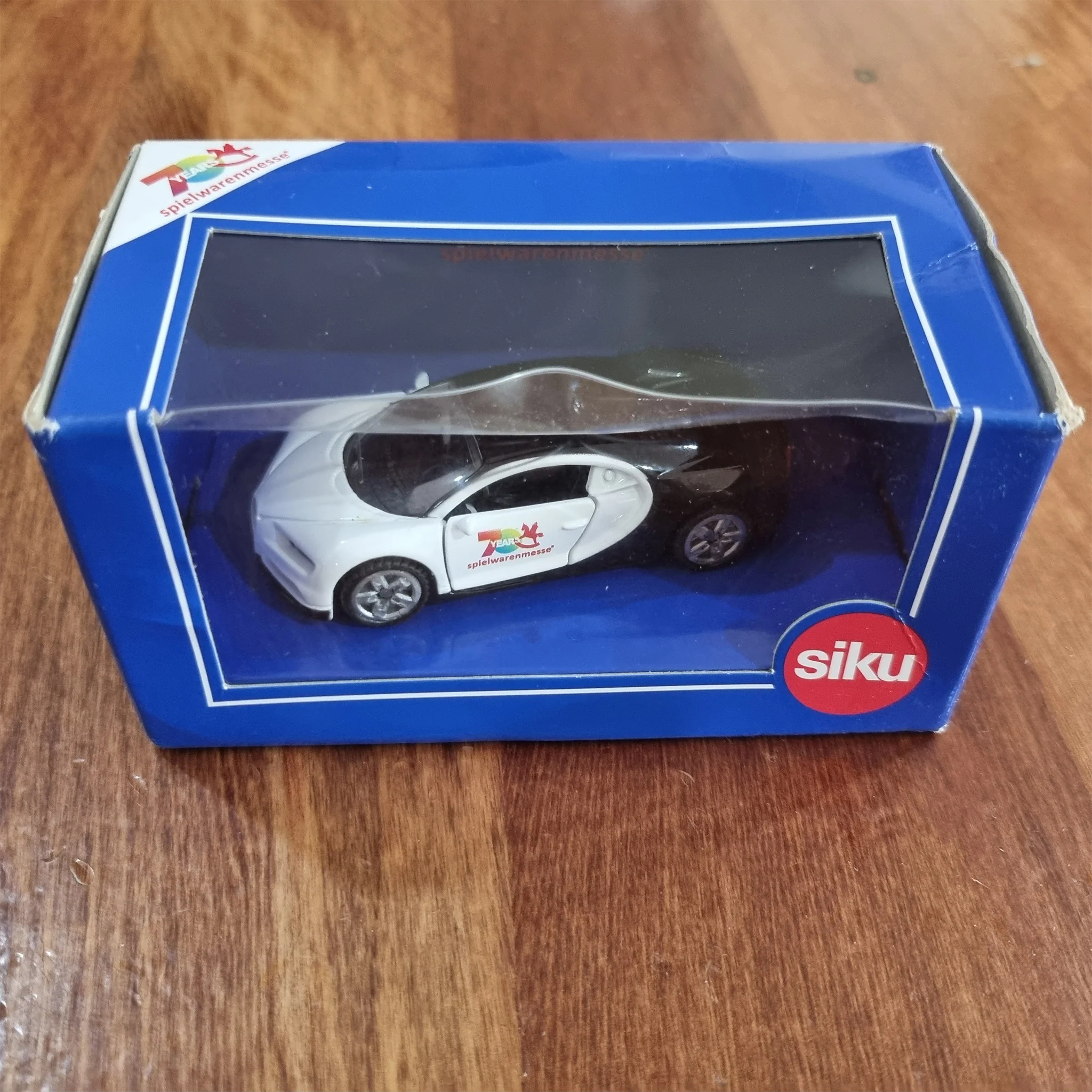 Siku International Toy Fair - Celebrating 70yrs: Bugatti Chiron - Damaged Box - Image 3