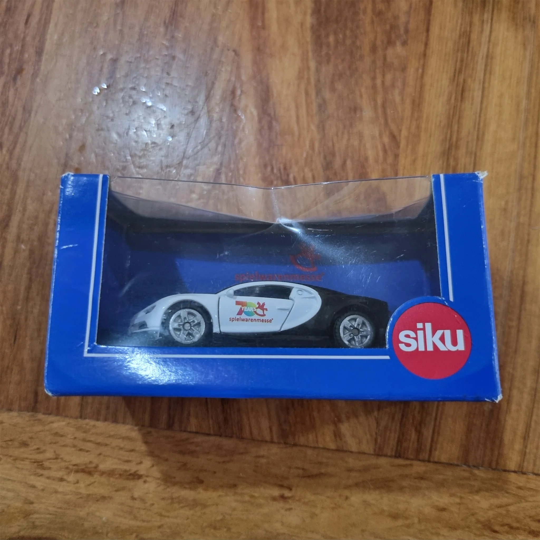 Siku International Toy Fair - Celebrating 70yrs: Bugatti Chiron - Damaged Box - Image 6